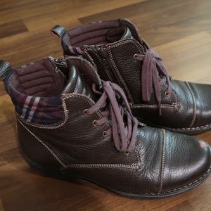 CLARKS Womens Whistle Bea Ankle Boot (8D Wide)